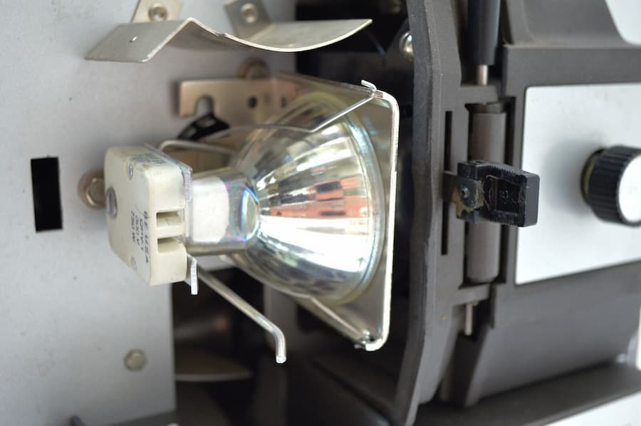 لامپ ویدئو پروژکتور که در پزشکی از آن استفاده می کنند